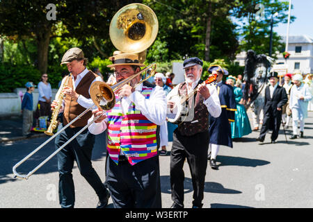 Festival annuel de Broadstairs Dickens. La parade principale le long de la grand rue avec une fanfare à l'avant. Face à la bande de venir vers viewer. Banque D'Images