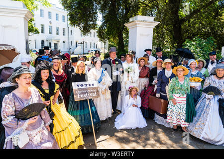 Broadstairs Dickens Festival. Photo de groupe de gens habillés en costume d'époque victorienne disposés en demi-cercle devant Mansion. Banque D'Images