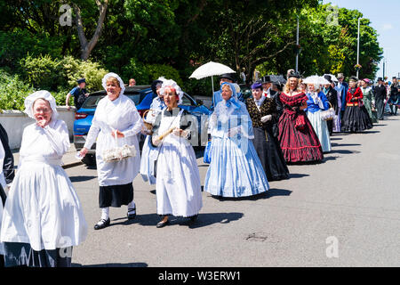 Festival annuel de Broadstairs Dickens. La parade principale le long de la rue principale, haute, avec des gens habillés en costume victorien Dickens comme caractères. Banque D'Images