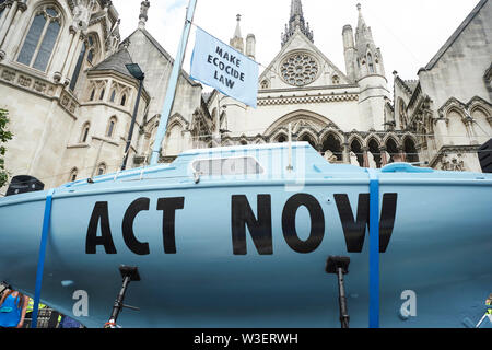 London UK. 15 juillet 2019. Le Bleu bateau peint avec agir maintenant, comme la rébellion d'Extinction apporter le trafic à l'arrêt en dehors de la Cour royale de Justice. Crédit : Thomas Bowles/Alamy Live News Banque D'Images