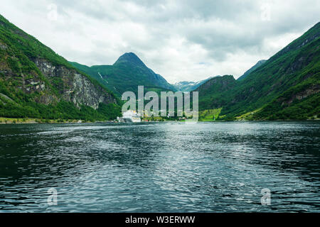 Beau paysage avec des passagers de croisière Ferry à Geirangerfjord , superbe chef-d'oeuvre naturel inclus dans le patrimoine mondial de l'UNESCO Banque D'Images