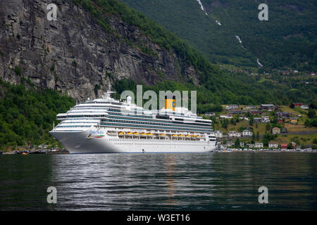 Beau paysage avec des passagers de croisière Ferry à Geirangerfjord , superbe chef-d'oeuvre naturel inclus dans le patrimoine mondial de l'UNESCO Banque D'Images