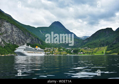 Beau paysage avec des passagers de croisière Ferry à Geirangerfjord , superbe chef-d'oeuvre naturel inclus dans le patrimoine mondial de l'UNESCO Banque D'Images