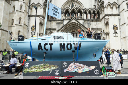 London UK. 15 juillet 2019. Le Bleu bateau peint avec "Agir maintenant" comme rébellion Extinction apporter le trafic à l'arrêt en dehors de la Cour royale de Justice. Crédit : Thomas Bowles/Alamy Live News Banque D'Images