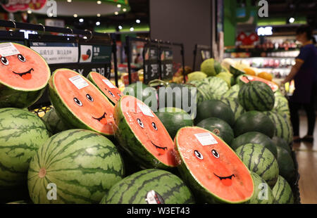 (190715) -- BEIJING, 15 juillet 2019 (Xinhua) -- Un client boutiques des fruits dans un supermarché dans la région de Urumqi, Chine du nord, dans la province du Hebei, le 12 juin 2019. (Photo de Yang Yang/Xinhua) Banque D'Images