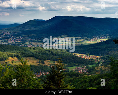 Paysage de montagne spacieux. Vue de la montagne à la vallée du Rhin et le village d'Alsace. La France. Banque D'Images