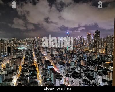 Toits de Sham Shui Po district, dans la partie nord-ouest de la péninsule de Kowloon à Hong Kong, nuit - Chine Banque D'Images