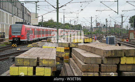 Hanovre, Allemagne. 15 juillet, 2019. Un train de banlieue entre la gare principale de Hanovre, sur laquelle les voies 1 à 3 sont en cours de construction. La rénovation devrait être terminée en 2033. Credit : Christophe Gateau/dpa/Alamy Live News Banque D'Images