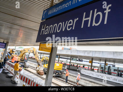 Hanovre, Allemagne. 15 juillet, 2019. Sur les pistes 1 à 3 à la gare principale Hanovre est construit. La rénovation devrait être terminée en 2033. Credit : Christophe Gateau/dpa/Alamy Live News Banque D'Images