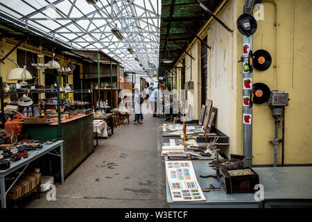 Antiquités - BROCANTES BUDAPEST HONGRIE - HASZNALTCIKK PIAC - VINTAGE ET RÉTRO DES MARCHANDISES POUR LA VENTE - MARCHE AUX PUCES BUDAPEST - VINTAGE BROCANTE © Frédéric Beaumont Banque D'Images