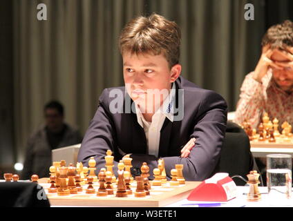 Karlsruhe, Allemagne. 22 juillet, 2019. Le jeune de 14 ans Vincent Keymer (r) joue au tournoi d'échecs 'Grenke Ouvrir'. L'adolescent de Saulheim en Rhénanie-Palatinat est numéro 6 dans la liste de classement U16 de la fédération mondiale justifiée - en Europe il est déjà dans la position supérieure. Credit : Georgios Souleidis/dpa/Alamy Live News Banque D'Images