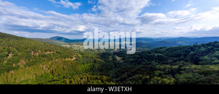 Paysage de montagne spacieux. Une vue de la colline de la vallée de l'Alsace. Vue panoramique, haute résolution. Banque D'Images
