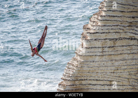 Concurrents sauter de rochers Rauche, Beyrouth, le lancement d'une hauteur de jusqu'à 27m, pour le Red Bull Cliff Diving world series 2019 Banque D'Images