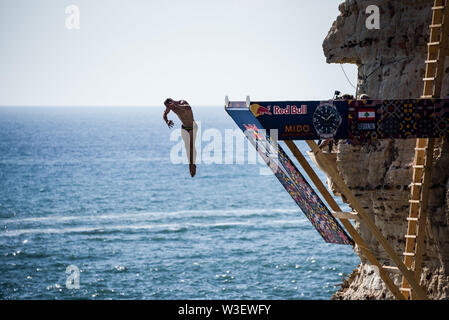 Concurrents sauter de rochers Rauche, Beyrouth, le lancement d'une hauteur de jusqu'à 27m, pour le Red Bull Cliff Diving world series 2019 Banque D'Images