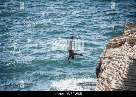 Concurrents sauter de rochers Rauche, Beyrouth, le lancement d'une hauteur de jusqu'à 27m, pour le Red Bull Cliff Diving world series 2019 Banque D'Images