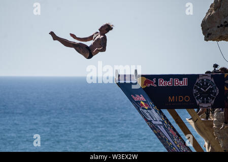 Concurrents sauter de rochers Rauche, Beyrouth, le lancement d'une hauteur de jusqu'à 27m, pour le Red Bull Cliff Diving world series 2019 Banque D'Images