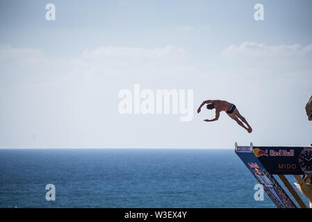 Concurrents sauter de rochers Rauche, Beyrouth, le lancement d'une hauteur de jusqu'à 27m, pour le Red Bull Cliff Diving world series 2019 Banque D'Images