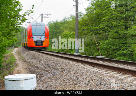 Le train est dans la distance, le train sur la voie de chemin de fer, les chemins de fer russes, région de Kaliningrad, Russie, le 19 mai, 2019 Banque D'Images