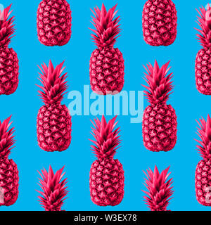 Modèle sans couture avec beaucoup d'ananas ananas naturel rose sur un fond bleu clair lumineux style Zine Banque D'Images