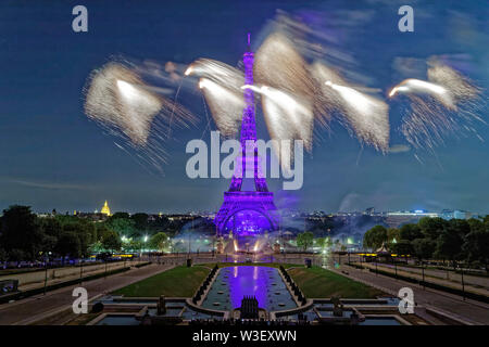 Paris, France. 14 juillet, 2019. Scène de nuit de feux d'artifice à la Tour Eiffel, dans la capitale française Paris, 14 juillet, 2019. Banque D'Images