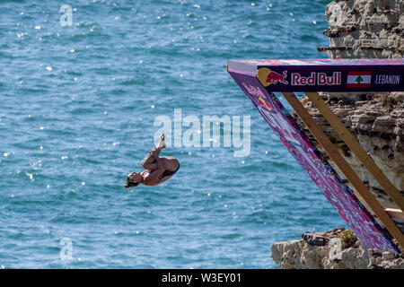 Concurrents sauter de rochers Rauche, Beyrouth, le lancement d'une hauteur de jusqu'à 27m, pour le Red Bull Cliff Diving world series 2019 Banque D'Images