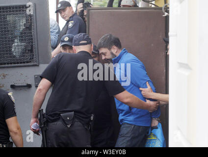 Kiev, Ukraine. 15 juillet, 2019. KIRILL VYCHINSKI, chef de l'agence de presse RIA Novosti Ukraine (R) est escorté de Podolsky tribunal de district de Kiev, Ukraine, le 15 juillet 2019. Kirill Vychinski a été arrêté le 2018 et accusations de trahison et d'appuyer l'auto-proclamé Donetsk et Luhansk les Soviétiques à l'Est de l'Ukraine. Crédit : Serg Glovny/ZUMA/Alamy Fil Live News Banque D'Images