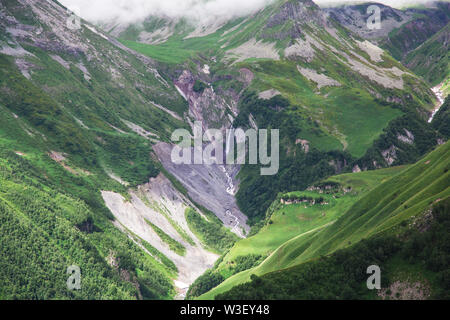 Paysage incroyable montagne en Géorgie aux beaux jours d'été. Verte Prairie alpine dans les hautes terres du Caucase. Vallée idyllique dans les montagnes de Svaneti. Banque D'Images