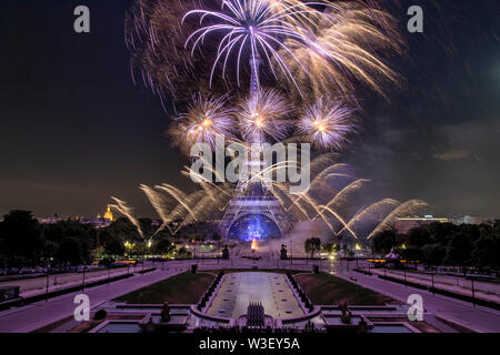 Paris, France. 14 juillet, 2019. Scène de nuit de feux d'artifice à la Tour Eiffel, dans la capitale française Paris, 14 juillet, 2019. Banque D'Images