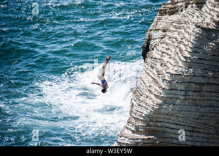 Concurrents sauter de rochers Rauche, Beyrouth, le lancement d'une hauteur de jusqu'à 27m, pour le Red Bull Cliff Diving world series 2019 Banque D'Images