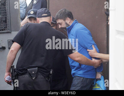 Kiev, Ukraine. 15 juillet, 2019. KIRILL VYCHINSKI, chef de l'agence de presse RIA Novosti Ukraine (R) est escorté de Podolsky tribunal de district de Kiev, Ukraine, le 15 juillet 2019. Kirill Vychinski a été arrêté le 2018 et accusations de trahison et d'appuyer l'auto-proclamé Donetsk et Luhansk les Soviétiques à l'Est de l'Ukraine. Crédit : Serg Glovny/ZUMA/Alamy Fil Live News Banque D'Images