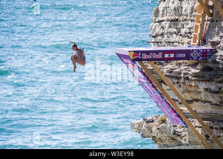 Concurrents sauter de rochers Rauche, Beyrouth, le lancement d'une hauteur de jusqu'à 27m, pour le Red Bull Cliff Diving world series 2019 Banque D'Images