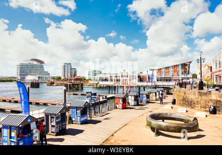 Cardiff, Royaume-Uni - Juin 08, 2019 : vue panoramique sur la baie de Cardiff et Mermaid Quay sur un matin ensoleillé à Cardiff au Pays de Galles. Banque D'Images