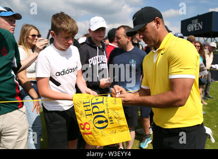 USA's Brooks Koepka, signe des autographes au cours de l'aperçu de la deuxième journée de l'Open Championship 2019 au Club de golf Royal Portrush. Banque D'Images