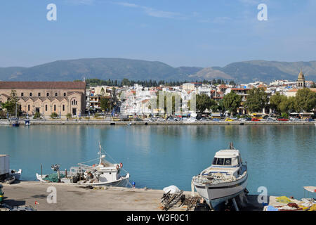 ZAKYNTHOS, GRÈCE - août 23, 2018 : Avis de la ville de Zakynthos et bateaux de pêche au port. Banque D'Images