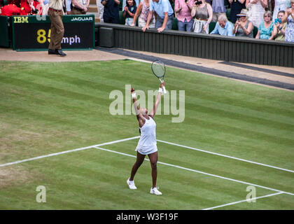 'Coco' Cori Gauff 15 ans tennis player célèbre après avoir remporté son premier jeu centre court de Wimbledon Banque D'Images
