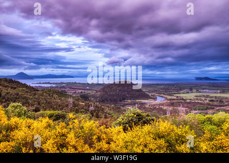 Vue aérienne du lac Taupo avec de gros nuages, Nouvelle-Zélande Banque D'Images