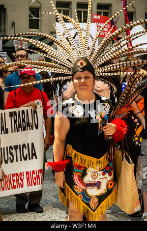 Centre-ville, Chicago-July 13, 2019 : protestation contre la glace de l'Immigration et la police des frontières. Une femme mexicaine habillés en costume et Aztec natif coiffure. Banque D'Images