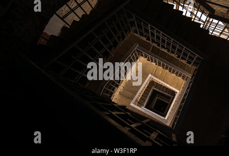 Vue du haut de l'escalier en colimaçon dans la tour de l'église. Voyages en Russie Banque D'Images