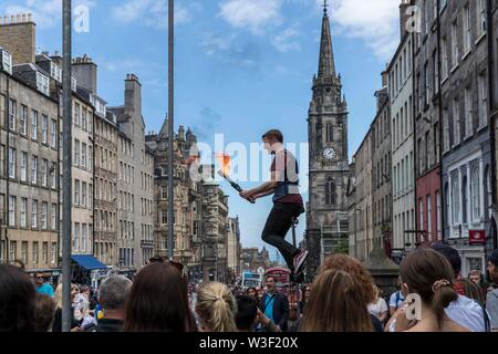 Edinburgh, Royaume-Uni. 15 juillet, 2019. La saison des festivals d'Édimbourg a commencé avec le Jazz and Blues Festival. Les artistes de rue pour le Royal Mile pour divertir les visiteurs de la ville. Credit : Riche de Dyson/Alamy Live News Banque D'Images