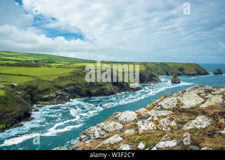 Vue sur la côte d'Willapark Lookout près de Volcano sur la côte atlantique de Cornwall, Angleterre, Royaume-Uni. Banque D'Images