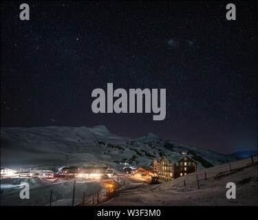 Kleine Scheidegg de nuit avec Lauberhorn Banque D'Images