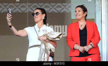 Elma Aveiro et Maria Dolores dos Santos Aveiro dans les stands Banque D'Images