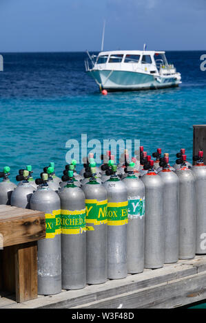 Les bouteilles de plongée sur une jetée, Bonaire Antilles Néerlandaises Banque D'Images