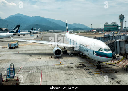 Lantau, Hong Kong - Août 26, 2018 : station d'avion avec l'aéroport d'embarquement des passagers de pont Banque D'Images