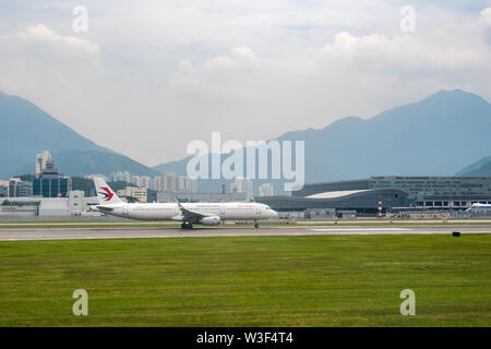 Lantau, Hong Kong - Août 26, 2018 : Les avions de ligne au décollage Banque D'Images