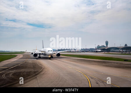 Lantau, Hong Kong - Août 26, 2018 : Les avions de ligne au décollage Banque D'Images