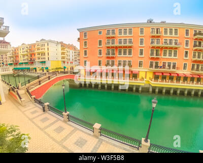 Vue grand angle du pont panoramique à Venise à Quartier Qanat dans la perle, le golfe Persique, au Moyen-Orient. L'icône de l'antenne quartier pittoresque de Doha Banque D'Images