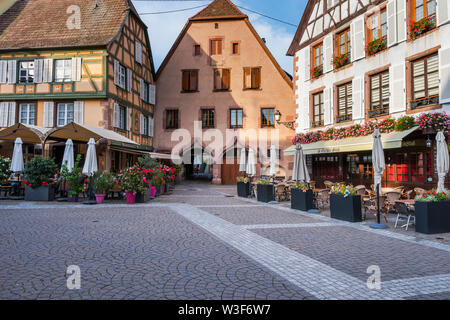 Zone piétonne du vieux village viticole de Ribeauvillé, Alsace, France, place entourée de maisons anciennes aux terrasses de cafés Banque D'Images