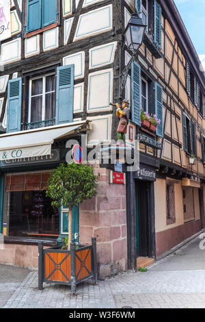 La figure sculptée Pfiffer à l'angle d'une maison à colombages à Riquewihr, Alsace, France, la figure appelée le Piper est fabuleux personnage Banque D'Images