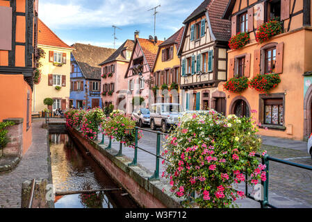 Décoré de fleurs et maisons à colombages vieille brook de sculptures, village de Ribeauvillé, Alsace, France, l'emplacement de la Route des Vins Banque D'Images